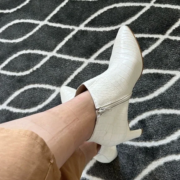 Matisse Crush White Booties Size 8 Brand New - Picture 8 of 8